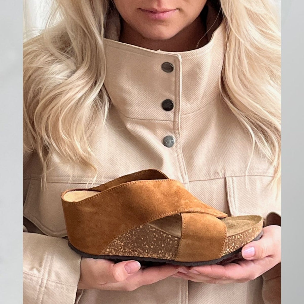 COPENHAGEN SHOES FRANCES 23 Suede Wedge sandals 00067 COGNAC (MARRONE 394)